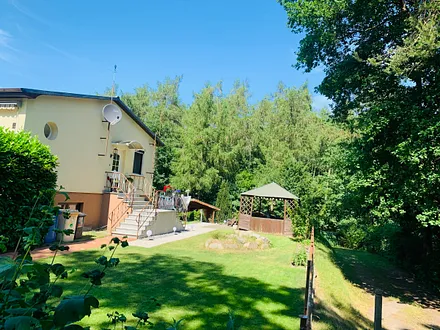 Außenansicht mit Zufahrt