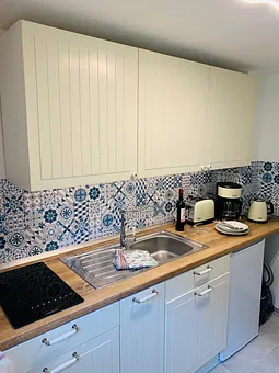 Küche mit 2-Zonen-Ceranfeld und Mikrowelle