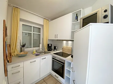 Küchenzeile mit Ceranfeld, Backofen, Geschirrspüler, Mikrowelle, Kühlschrank mit Gefrierfach, Kaffeemaschine, Senseo Kaffeeautomat, Toaster, Wasserkocher und diversen Küchenutensilien