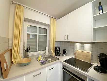 Küchenzeile mit Ceranfeld, Backofen, Geschirrspüler, Mikrowelle, Kühlschrank mit Gefrierfach, Kaffeemaschine, Senseo Kaffeeautomat, Toaster, Wasserkocher und diversen Küchenutensilien