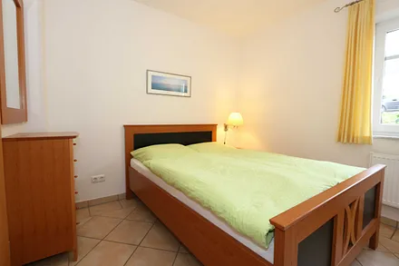 Schlafzimmer mit Doppelbett (1,60 m x 2,00 m), 2 Nachtschränken und einer Kommode 