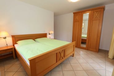 Schlafzimmer mit Doppelbett (1,80 m x 2,00 m), 2 Nachtschränken und Kleiderschrank