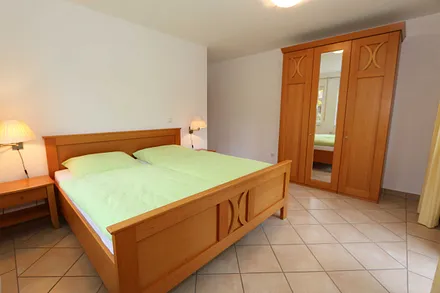 Schlafzimmer mit Doppelbett (1,80 m x 2,00 m), 2 Nachtschränken und Kleiderschrank