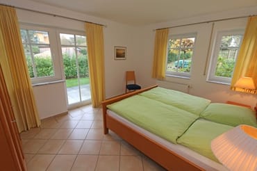 Schlafzimmer mit Doppelbett (1,80 m x 2,00 m), 2 Nachtschränken und Kleiderschrank