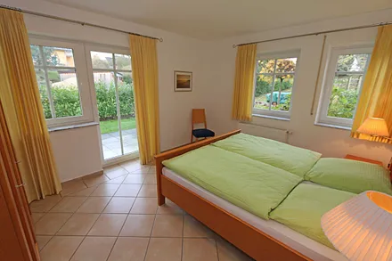 Schlafzimmer mit Doppelbett (1,80 m x 2,00 m), 2 Nachtschränken und Kleiderschrank