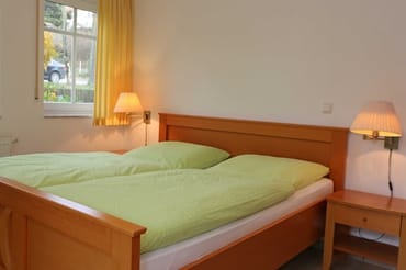 Schlafzimmer mit Doppelbett (1,80 m x 2,00 m), 2 Nachtschränken und Kleiderschrank