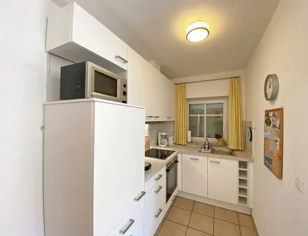 helle Küchenzeile mit Ceranfeld, Backofen, Geschirrspüler, Mikrowelle, Kühlschrank mit Gefrierfach, Kaffeemaschine, Senseo Kaffeeautomat, Toaster, Wasserkocher und diverse Küchenutensilien