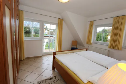 Schlafzimmer mit Doppelbett (1,80 m x 2,00 m), 2 Nachtschränken und Kleiderschrank