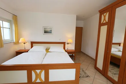 Schlafzimmer mit Doppelbett (1,80 m x 2,00 m), 2 Nachtschränken und Kleiderschrank