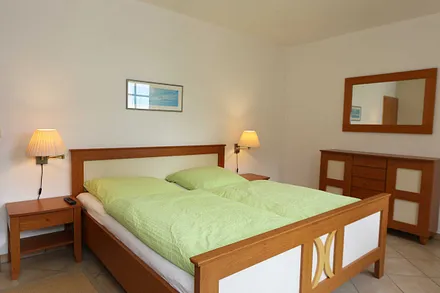 Schlafzimmer mit Doppelbett (1,80 m x 2,00 m), 2 Nachtschränken, Flachbild-TV und Kleiderschrank - von hier aus haben Sie etwas Blick auf die Ostsee