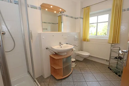 großzügiges Badezimmer mit Dusche (flacher Einstieg), WC und Waschtisch