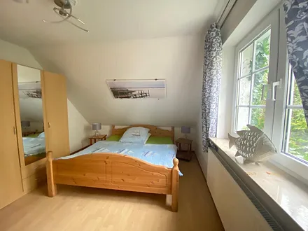 Schlafzimmer mit Doppelbett und Einzelbett