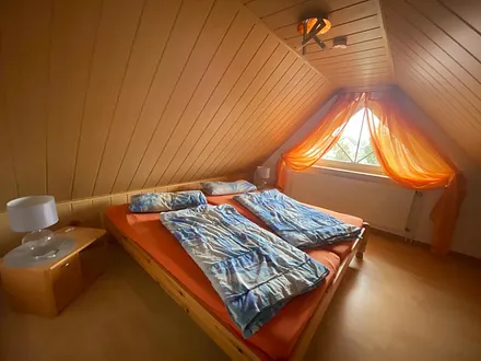 Schlafzimmer mit 2 Einzelbetten/Doppelbett