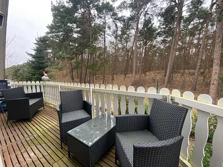 Balkon mit Sitzmöglichkeit mit Aussicht auf den Wald