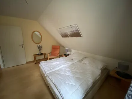 Schlafzimmer mit Doppelbett