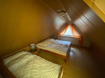 Zweites Schlafzimmer mit Doppelbett und Einzelbett