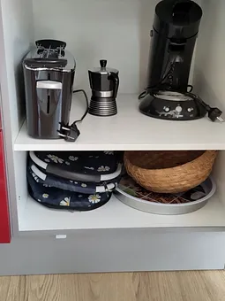 Toaster, Kaffeepadmaschine, Kühltasche und Espressokocher