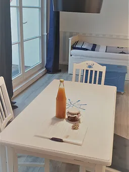 Wohnzimmer mit Esstisch und Tagesbett