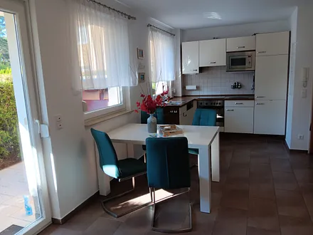  Ein Blick in die voll augestattete Küche mit einem Esstisch für 4 Personen.