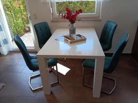 Gepflegt die Mahlzeiten einnehmen an einem Esstisch für 4 Personen