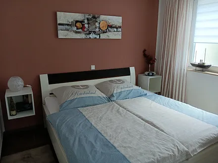  Ein Doppelbett in den Maßen 180x200m garantiert einen guten Schlaf.