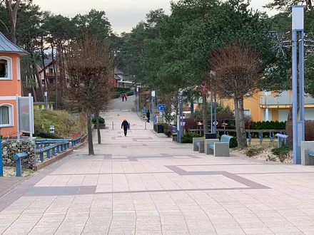 Blick von der Promenade zur Urlaubsunterkunft: "Sonn-Idyll".