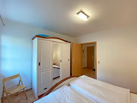 Schlafzimmer mit Doppelbett (1,80 m x 2,00 m), Nachttischablagen, großer Kleiderschrank und Außenrollos