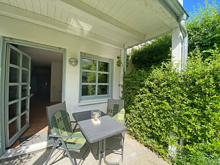 überdachte und bestuhlte Terrasse (Ost)