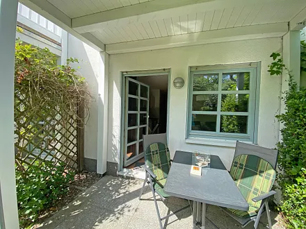 überdachte und bestuhlte Terrasse (Ost)