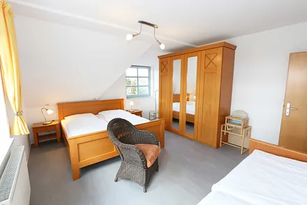 Schlafzimmer mit Doppelbett (1,80 m x 2,00 m /HG 2), 2 Nachtschränken, 1 Einzelbett sowie großer Kleiderschrank mit Ganzkörperspiegel