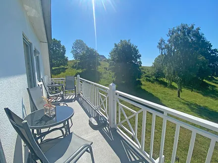 bestuhlter Balkon (Süd) mit Blick auf das Meer