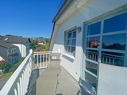 bestuhlter Balkon (Süd) mit Blick auf das Meer