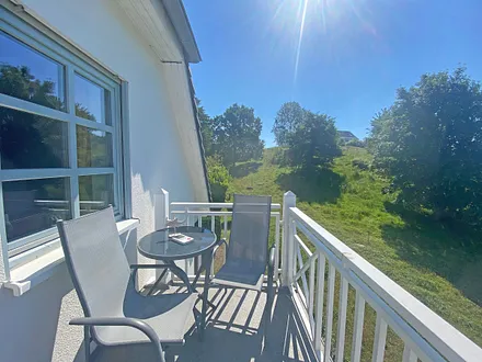 bestuhlter Balkon (Süd) mit Blick auf das Meer