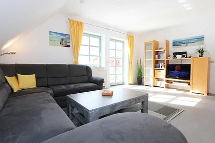 Wohnbereich mit gemütlicher Couchecke (in wenigen Handgriffen zur 2. Schlafstätte für 2 Personen hergerichtet,1,20m x 2,00m), Couchtisch, Leselampe, Flachbildschirm, DVD-Player und CD-Stereoanlage