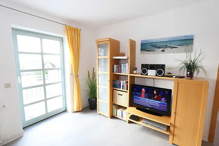 Wohnbereich mit gemütlicher Couchecke (in wenigen Handgriffen zur 2. Schlafstätte für 2 Personen hergerichtet,1,20m x 2,00m), Couchtisch, Leselampe, Flachbildschirm, DVD-Player und CD-Stereoanlage
