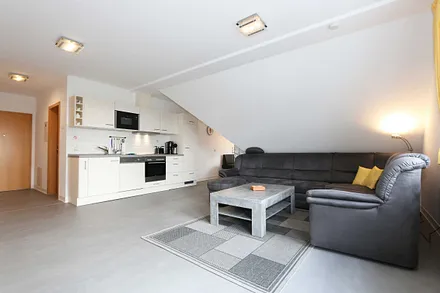 Wohnbereich mit gemütlicher Couchecke (in wenigen Handgriffen zur 2. Schlafstätte für 2 Personen hergerichtet,1,20m x 2,00m), Couchtisch, Leselampe, Flachbildschirm, DVD-Player und CD-Stereoanlage