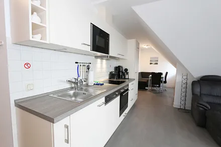 moderne Küchenzeile mit 4-Zonen-Ceranfeld, Backofen, Mikrowelle, Geschirrspüler, Kühlschrank mit Gefrierfach, Kaffeemaschine, Toaster, Wasserkocher sowie diverse Küchenutensilien