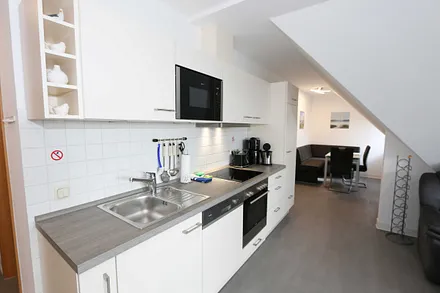 moderne Küchenzeile mit 4-Zonen-Ceranfeld, Backofen, Mikrowelle, Geschirrspüler, Kühlschrank mit Gefrierfach, Kaffeemaschine, Toaster, Wasserkocher sowie diverse Küchenutensilien