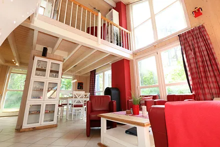 Wohnbereich mit Blick zur offenen Galerie