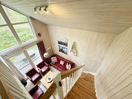 Blick in den Wohnbereich von der Galerie