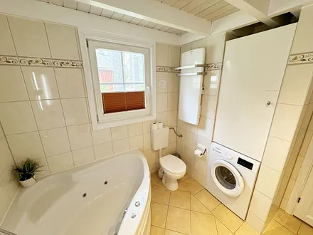 Badezimmer mit Eckbadewanne