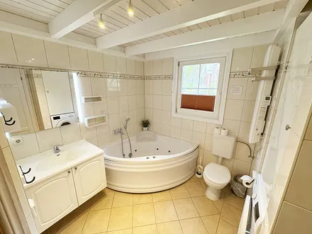 Badezimmer mit Waschplatz