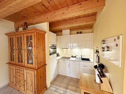 Küchenecke mit Ceran-Kochfeld mit Backofen, Geschirrspüler, Kühlschrank mit Eisfach, Kaffeemaschine, Senseo Padmaschine, Wasserkocher, Toaster und weiteren praktischen Helfern