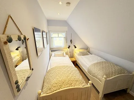 Schlafzimmer mit 2 Einzelbetten (á 0,90 m x 2,00 m) und einer Kommode mit Flachbild-TV Insektenschutzgitter in beiden Schlafzimmern