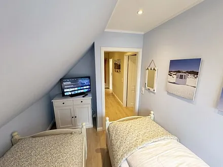 Schlafzimmer mit 2 Einzelbetten (á 0,90 m x 2,00 m) und einer Kommode mit Flachbild-TV Insektenschutzgitter in beiden Schlafzimmern