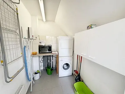separater Abstellraum mit Kleinbackofen, Waschmaschine/Trockner (inklusive), Bügelbrett , Bügeleisen, Staubsauger und Reinigungsutensilien