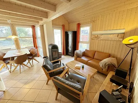 Wohnbereich mit gemütlicher Couch, zwei Sessel, Leselampe, Smart-TV, Blu-Ray-Player, Mini-Stereo-Anlage mit DAB-Radio