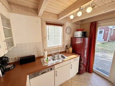 Küchenzeile mit Kühl-Gefrierkombination, Backofen, Ceran-Kochfeld, Dunstabzugshaube, Mikrowelle, Spülmaschine, Wasserkocher, Toaster, Mixer, Kaffeemaschine & Senseo Padmaschine 