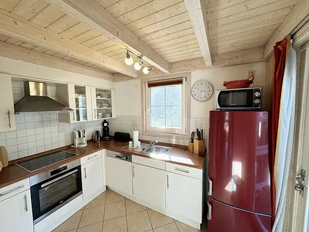 Küchenzeile mit Kühl-Gefrierkombination, Backofen, Ceran-Kochfeld, Dunstabzugshaube, Mikrowelle, Spülmaschine, Wasserkocher, Toaster, Mixer, Kaffeemaschine & Senseo Padmaschine 