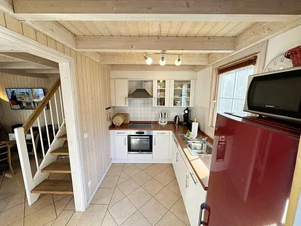 Küchenzeile mit Kühl-Gefrierkombination, Backofen, Ceran-Kochfeld, Dunstabzugshaube, Mikrowelle, Spülmaschine, Wasserkocher, Toaster, Mixer, Kaffeemaschine & Senseo Padmaschine 